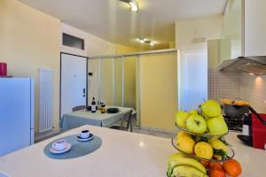 a kitchen with a bunch of fruit on a counter at appartamento sopra il mare in Civitanova Marche +16 photos