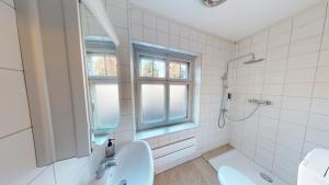 Kúpeľňa v ubytovaní Wohlfühl Apartment Haus Schillerstrasse - Zentrumsnähe, Boxspringbett, Küche + 18 fotografií