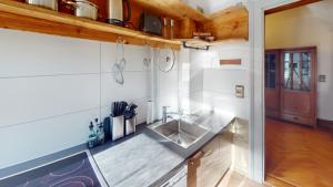Kuchyňa alebo kuchynka v ubytovaní Wohlfühl Apartment Haus Schillerstrasse - Zentrumsnähe, Boxspringbett, Küche
