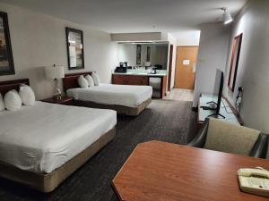 Postel nebo postele na pokoji v ubytování Shilo Inn Suites Salem