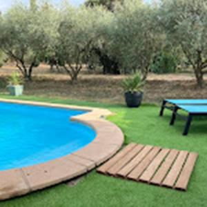 Basen w obiekcie OUSTAOU DU GAYET gîte de charme avec piscine privée lub w pobliżu