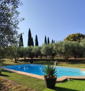 Basen w obiekcie OUSTAOU DU GAYET gîte de charme avec piscine privée lub w pobliżu