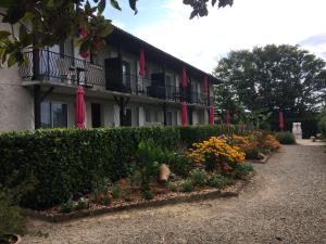 a building with a bunch of flowers in front of it at Le Piquet in Cazaubon