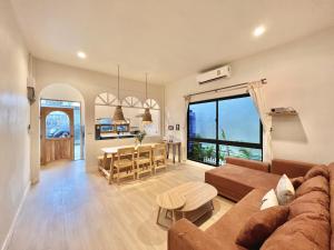 Posezení v ubytování Surfer House Patong Center 3 Bedrooms
