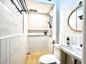 Koupelna v ubytování Surfer House Patong Center 3 Bedrooms + 18 fotografií