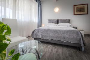 a bedroom with a bed and a glass table at Hotel Giulietta e Romeo in Casal Palocco