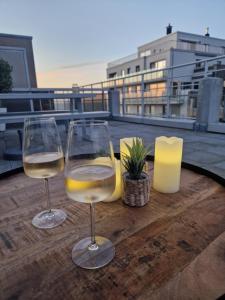 due bicchieri di vino bianco seduti su un tavolo di legno di Oostduinkerke View a Oostduinkerke