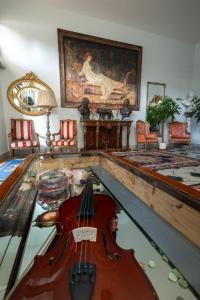 a living room with a violin on a glass table at Hotel Giulietta e Romeo in Casal Palocco
