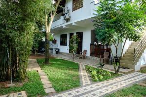 a view of the front of the house at Dream Next in Mirissa