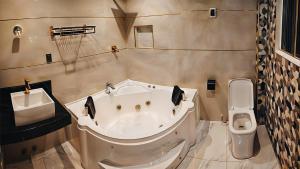 TorotoroにあるHotel yuraq wasiのバスタブとトイレ付きのバスルーム