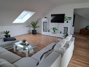KriegsfeldにあるApartment Dianaの白いソファとテーブルのあるリビングルーム