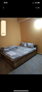 a bedroom with a large bed in a room at Hill Top Homestay and restaurant in Tādong