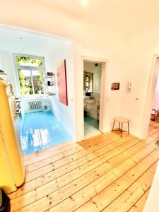 デュースブルクにあるApartment "Am Rheinorange" LOFTSTYLE, 75 Zoll TV, Netflix & Prime, Boxspringbettの家の中のプール付きの部屋