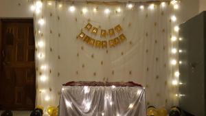 un tavolo con un cartello di buon compleanno di fronte a una tenda di Green Valley Resort a Thāl