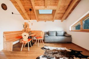Posezení v ubytování Großkarnaiderhof Appartements-Bauernhof-Natur pur