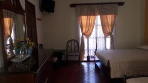 Łóżko lub łóżka w pokoju w obiekcie Hotel Acropolis Maya