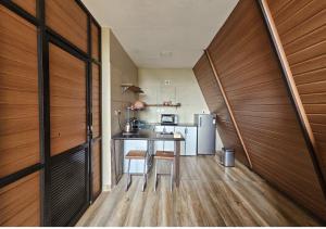 une petite cuisine avec une table et un réfrigérateur dans l'établissement Wild root stay- Orchid Chalet, à Vythiri