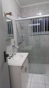 un bagno con lavandino e doccia in vetro di Apartamento Centro de Torres a Torres