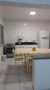 una cucina con tavolo con sedie e frigorifero di Apartamento Centro de Torres a Torres