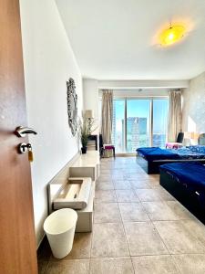 ein Wohnzimmer mit einem Bett und einer Couch in der Unterkunft Travelers backpackers in Dubai