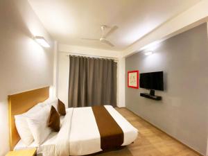 TV a/nebo společenská místnost v ubytování Hotel Crown Inn Surajkund Near Greenfield