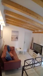 un soggiorno con divano e TV a schermo piatto di Apartamento céntrico en Villaviciosa de Odon a Villaviciosa de Odón