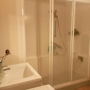 a bathroom with a shower and a sink at Chambre spacieuse in Montmagny