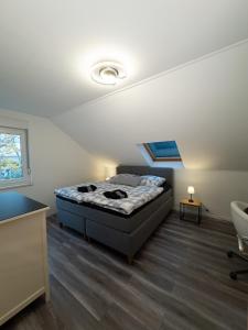 a bedroom with a bed and a desk and a chair at Ganzes Ferienhaus in Leipzig mit Garage und Fußbodenheizung in Leipzig