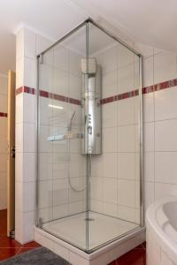 a glass shower in a bathroom with a sink at Ganzes Ferienhaus in Leipzig mit Garage und Fußbodenheizung in Leipzig +35 photos