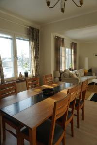 a living room with a wooden table and chairs at Friluftens våning in Hästveda