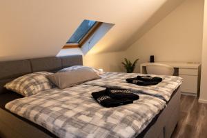 a bed with two towels on it in a room at Ganzes Ferienhaus in Leipzig mit Garage und Fußbodenheizung in Leipzig