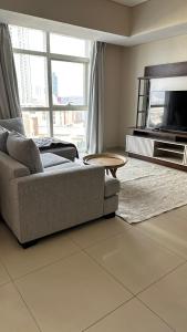 Televisyen dan/atau pusat hiburan di Cozy apartment in Reem Island