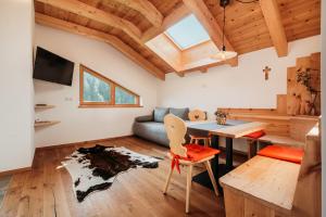 Posezení v ubytování Großkarnaiderhof Appartements-Bauernhof-Natur pur