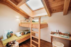 Postel nebo postele na pokoji v ubytování Großkarnaiderhof Appartements-Bauernhof-Natur pur