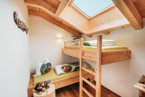 Postel nebo postele na pokoji v ubytování Großkarnaiderhof Appartements-Bauernhof-Natur pur