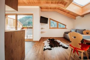 TV a/nebo společenská místnost v ubytování Großkarnaiderhof Appartements-Bauernhof-Natur pur