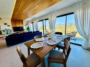 ペレベールにあるIsland Breeze Apartmentのリビングルーム(ダイニングテーブル、椅子付)