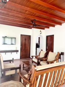 ヒッカドゥワにある101 Sterrling Villa - Private room 1のリビングルーム(ロッキングチェア、ピアノ付)