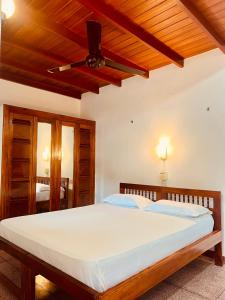 ヒッカドゥワにある101 Sterrling Villa - Private room 1の木製の天井と大きなベッドのある寝室 +27枚の写真