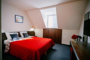 Postel nebo postele na pokoji v ubytování Hôtel Le Montaigu