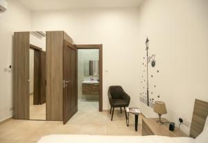 Giường trong phòng chung tại Sliema Central O'Clock Malta