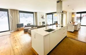 Kuchyň nebo kuchyňský kout v ubytování Schooren des Alpes Luxury Penthouses & Apartments with SPA & Pools close Ischgl