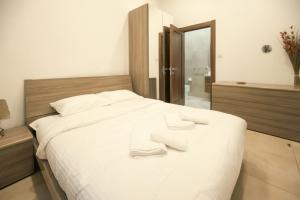 Giường trong phòng chung tại Sliema Central O'Clock Malta