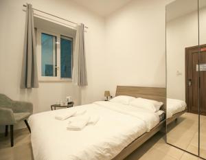 Giường trong phòng chung tại Sliema Central O'Clock Malta