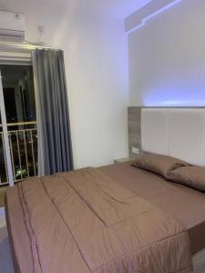 a large bed in a bedroom with a window at Comfortstay - Citra Plaza Nagoya #31-08 Sea View in Jodoh
