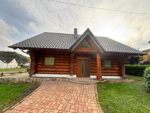 皮斯波尔特Chalet Nicole的院子内有门的小木屋