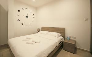 Giường trong phòng chung tại Sliema Central O'Clock Malta