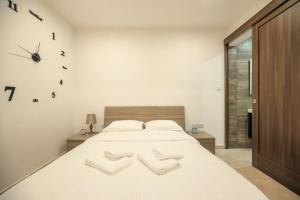 Giường trong phòng chung tại Sliema Central O'Clock Malta