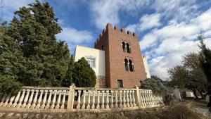 阿尔甘达·德尔·雷伊Torre Calera的前面有栅栏的高砖建筑