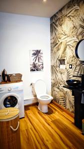 a bathroom with a toilet in a room at L'Appart Vanille in Bras-Panon +6 photos
